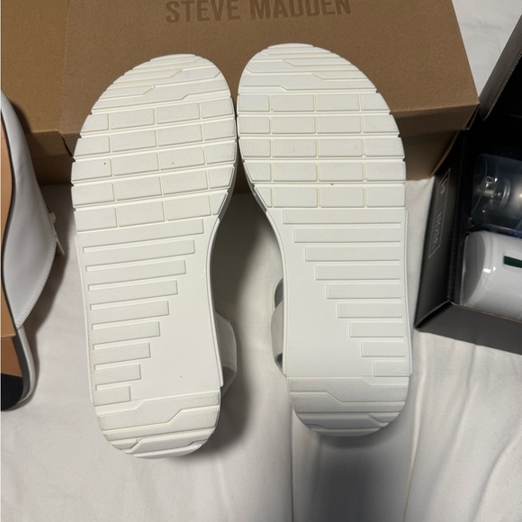 Brand New size 9 Steve Madden Sandals - Picture 2 of 2